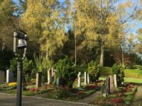 Gräber im Friedhof Fluntern an einem sonnigen Herbsttagn