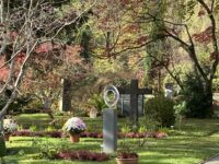 Friedhof in Zürich Fluntern in den Herbstsfarben. Man sieht auf dem Bild Gräber mit modernen Grabsteinen oder mit Steinkreuze.