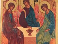 Dreifaltigkeitsikone. Auf dem Bild drei Engel um einen Tisch sitzend. In der Mitte auf dem Tisch ein Kelch. Das etwa 1411 als Auftrag für das Dreifaltigkeitskloster von Sergijew Possad entstandene Gemälde ist 142 cm × 114 cm groß[1]. Das Meisterwerk der Ikonenmalerei ist gleichzeitig eine Theologie in Farbe. Die Darstellung der Dreifaltigkeit durch Rubljow wurde 1551 von einer Moskauer Synode als dogmatisch vorbildlich und verbindlich bezeichnet.