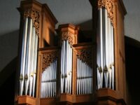 Orgel der Kirche St. Martin in Zürich Fluntern. Auf dem Bild sieht man den oberen Teil (Orgelpfeiffen) der Orgel.