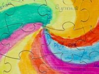 Regenbogenfarbiges Puzzle mit Namen der Untikinder versehen