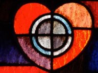 Rotes Herz auf blauem Hintergrund. Ausschnitt aus einem Glasfenster in der Kirche St. Martin