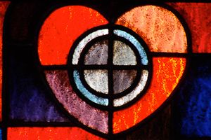 Rotes Herz auf blauem Hintergrund. Ausschnitt aus einem Glasfenster in der Kirche St. Martin